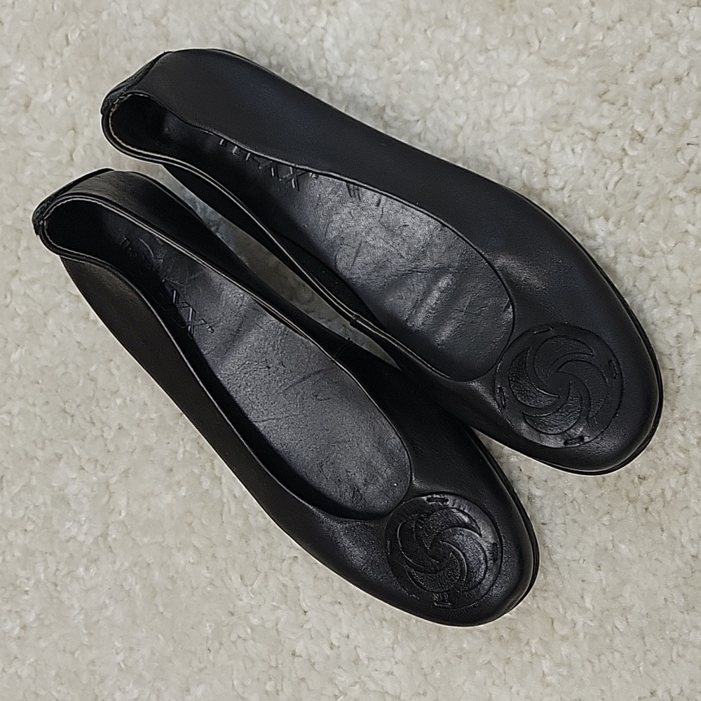 THE FLEXX black leather ballet flats with 1 inch heel, size 8